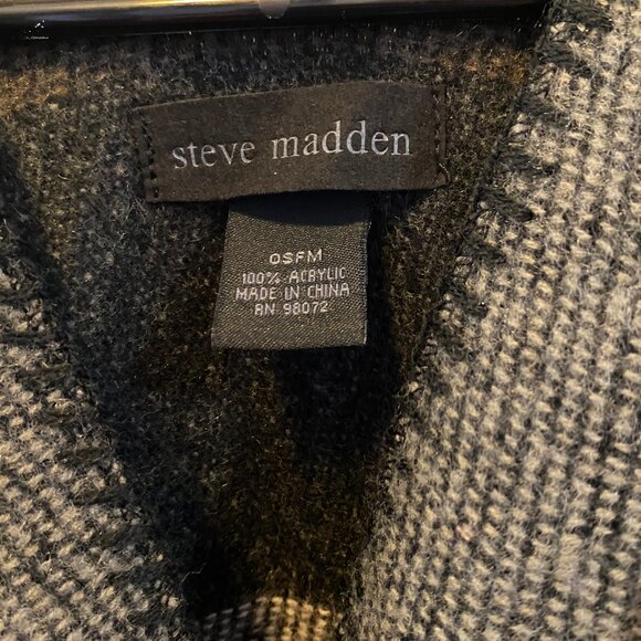 Steve Madden Color Blanket Poncho - Picture 9 of 9